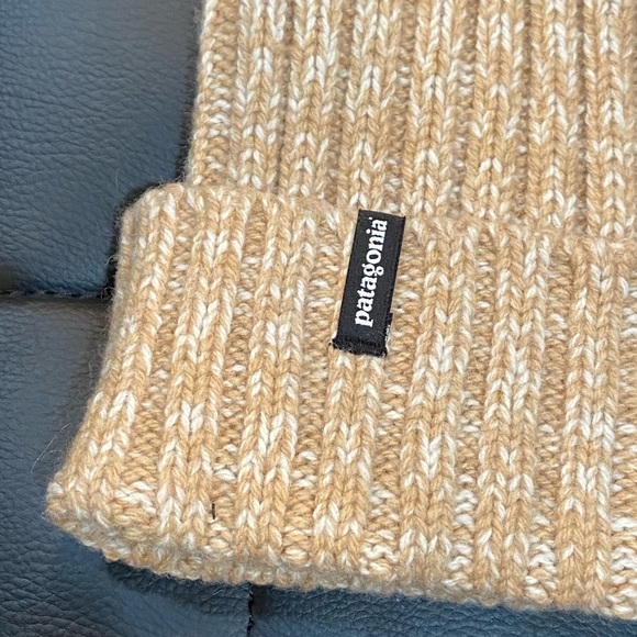 PATAGONIA WOOL POM BEANIE IN BIRCH WHITE -NWT - Picture 3 of 9